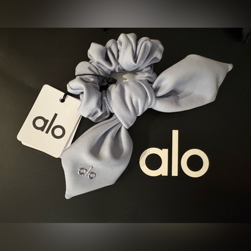 ALO Yoga winter frost Scrunchie with Logo Accent